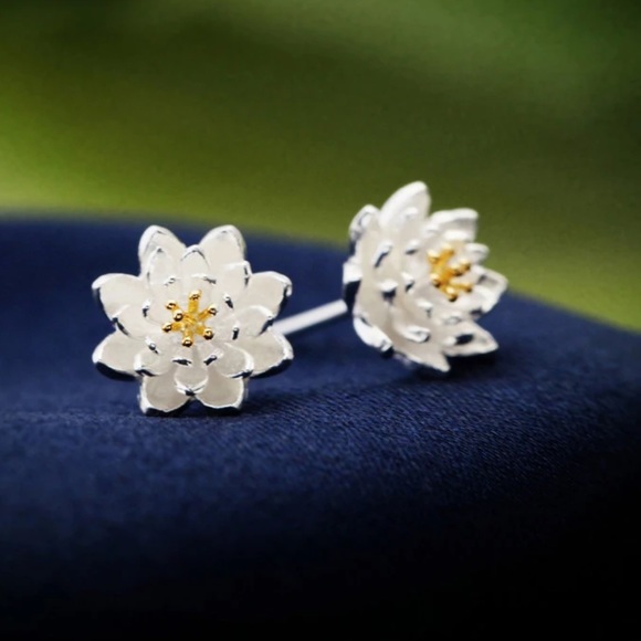 Jewelry - Sterling Silver925 Flower 🌸 Stud Earrings